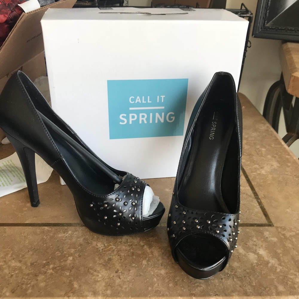 Open toes shoes “call it spring”